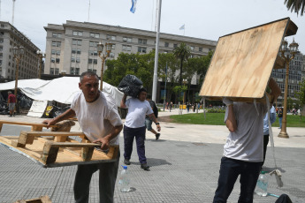 Buenos Aires, Argentina.- En las fotos tomadas el 28 de diciembre del 2023, representantes de pueblos originarios que se encontraban acampando desde hace más de 3 años en la Plaza de Mayo, frente a la Casa Rosada, accedieron a retirar las carpas que habían montado en el lugar, luego de que se confirmara una reunión con la ministra de Seguridad, Patricia Bullrich.