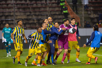 Salta, Argentina.- En las fotos tomadas el 3 de diciembre del 2023, durante el partido entre Rosario Central y Racing Club en el Estadio Padre Ernesto Martearena. Rosario Central se impuso 7 a 6 ante Racing Club por penales, tras el empate 2 a 2 en tiempo regular, y se clasificó a las semifinales del torneo de la Copa de la Liga, instancia en la que se medirá ante River Plate.