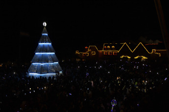 Bariloche, Argentina.- En las fotos tomadas el 10 de diciembre del 2023, muestra los festejos populares con el encendido de los árboles navideños en Bariloche. Este viernes (8) se iluminó el tradicional pino de Navidad en el icónico Centro Cívico y de esta manera quedó inaugurando oficialmente el evento de promoción turística de fin de año.