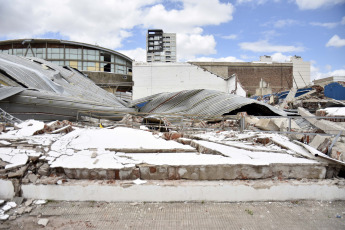 Bahía Blanca, Argentina.- En las fotos tomadas el 20 de diciembre del 2023, muestra a la gran mayoría de los 24 clubes de la ciudad de Bahía Blanca -sur de Buenos Aires- que sufrieron importantes daños materiales durante el temporal de viento y lluvia ocurrido en la madrugada del domingo 17 de diciembre. Bahía Blanca, continúa padeciendo las consecuencias del temporal. A 48 horas del fenómeno climático extremo, recién se logró restablecer el servicio de energía eléctrica en un poco más del 50