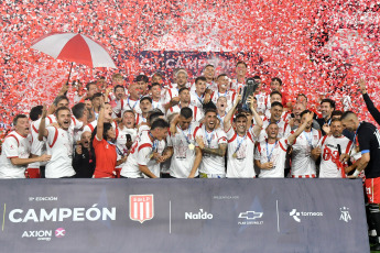 Buenos Aires, Argentina.- En las fotos tomadas el 13 de diciembre del 2023, Estudiantes de La Plata le ganó 1-0 a Defensa y Justicia y se coronó campeón de la Copa Argentina en el estadio Ciudad de Lanús. Es su primer título en la competición y se clasificó para la Copa Libertadores de 2024.