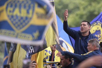 Buenos Aires, Argentina.- En las fotos tomadas el 3 de diciembre del 2023, el actual vicepresidente segundo, candidato a presidente e ídolo "xeneize", Juan Román Riquelme, encabezó una manifestación de hinchas y socios de Boca para protestar por la decisión judicial de suspender las elecciones para elegir la directiva del club xeneize, que todavía no tienen fecha de realización.