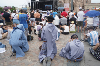 Buenos Aires, Argentina.- En las fotos tomadas el 16 de diciembre del 2023, durante la ceremonia de beatificación del cardenal Eduardo Pironio, que es encabezada por un enviado del Papa Francisco, el cardenal Francisco Vérgez Alzaga, frente la basílica de Luján. Al religioso nacido en 9 de Julio se le atribuye la cura milagrosa de un bebé, de un año y medio, Juan Manuel que, según sus padres, se curó luego de los rezos que le ofreció.