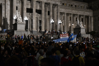 Buenos Aires, Argentina.- In the photos taken on December 20, 2023, banging of pots and honks were recorded this Wednesday night in various parts of the city of Buenos Aires and the Buenos Aires suburbs in rejection of President Javier Milei's announcement of the Decree of Emergency Need (DNU) for economic deregulation, some 300 measures to deregulate the economy and the public sector. “Afuera Milei!” was heard in the streets of the capital of Argentina.