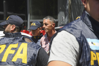 Buenos Aires, Argentina.- In the photos taken on December 12, 2023, police captured Gastón Mercanzini, the man accused of having thrown a bottle at President Javier Milei during the inauguration ceremony that passed inches from his face and killed him. hitting a custodian. Mercanzini may be accused of the crimes of public intimidation or attack against authority, in addition to the minor injuries suffered by the police officer who was part of the presidential custody and suffered a cut.