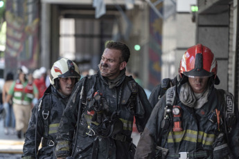 Buenos Aires, Argentina.- En las fotos tomadas el 12 de diciembre del 2023, cuerpos de bomberos combaten las llamas de un incendio que se desató en dos pisos de un edificio lindero a la sede de la Secretaría de Trabajo, Empleo y Seguridad Social, en Buenos Aires. Falleció una mujer y más de ochenta personas tuvieron que ser evacuadas y atendidas por el SAME por el feroz incendio. Los primeros datos de la investigación arrojaron que el edificio no contaba con conexión de gas, por lo que el inicio del incendio pudo ser por un desperfecto eléctrico.