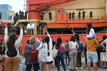 Buenos Aires, Argentina.- En las fotos tomadas el 28 de diciembre del 2023, una dotación de 313 personas, entre personal científico, militar y logístico, partió desde el puerto de Ciudad de Buenos Aires hacia la Antártida Argentina en el Rompehielos ARA Almirante Irizar (RHAI) para comenzar la Campaña Antártica de Verano (CAV) 2023-2024, en la que realizarán actividades científicas y tareas logísticas de recambio de personal y abastecimiento de las bases argentinas hasta abril.