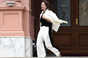 Buenos Aires, Argentina.- En las fotos tomadas el 14 de diciembre del 2023, la Ministra de Capital Humano, Sandra Pettovello, tras la reunión de gabinete encabezada por el presidente Javier Milei en la Casa de Gobierno, la cuarta que preside desde que asumió el domingo. Mientras el ministro de Economía, Luis Caputo, anunció el paquete de medidas económicas y dio definiciones sobre Ganancias, jubilaciones, inflación, FMI y tarifas.