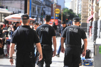 Buenos Aires, Argentina.- En las fotos tomadas el 20 de diciembre del 2023, miembros de las Fuerzas de Seguridad son desplegados en las calles de Buenos Aires en el marco de la jornada en la que está prevista una movilización desde el Congreso hacia la Plaza de Mayo. Unidad Piquetera, Polo Obrero y varios movimientos de izquierda y organizaciones sindicales realizan este miércoles la primera movilización contra el Gobierno del presidente de Argentina, Javier Milei, en rechazo a las medidas económicas anunciadas por el ministro de Economía, Luis Caputo, y al protocolo antipiquetes informado por la ministra de Seguridad, Patricia Bullrich.