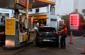 Buenos Aires, Argentina.- En las fotos tomadas el 15 de diciembre del 2023, muestra una estación de servicio de la petrolera Shell, la marca gerenciada por Raizen en la Argentina, que aumentó un 37% promedio el precio de sus combustibles en las más de 600 estaciones que opera en el país, lo que anticipa un movimiento en los surtidores de todas las demás empresas del segmento minorista.