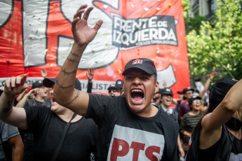 Buenos Aires, Argentina.- En las fotos tomadas el 20 de diciembre del 2023, los movimientos populares y organizaciones sociales de Unidad Piquetera (UP) en la Plaza de Mayo participaron de una jornada "contra el ajuste económico" del gobierno de Javier Milei. La ministra de Seguridad, Patricia Bullrich, informó al finalizar la jornada que tan solo un policía resultó herido en las protestas que congregaron a 3.000 personas. Dos hombres fueron detenidos.