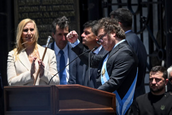 Buenos Aires.- Foto tomada el 10 de diciembre de 2023, da un discurso afuera del Congreso presidente Javier Milei junto a Volodomy Zelenski. Milei afirmó que "hoy comienza una nueva era en la Argentina" y "damos por terminada una larga y triste historia de decadencia y declive, y comenzamos el camino de reconstrucción de nuestro país" desde las escalinatas del Congreso nacional, acompañado por la vicepresidenta Victoria Villarruel, sus funcionarios designados e integrantes de las delegaciones extranjeras, entre ellos el presidente de Ucrania, Volodimir Zelenski.