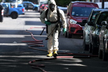 Buenos Aires, Argentina.- En las fotos tomadas el 4 de diciembre del 2023, unos 90 operarios fueron afectados por un escape de amoníaco en un frigorífico del barrio porteño de Barracas. El hecho, generó la evacuación de unas 300 personas y requirió la atención médica de al menos 90 operarios, de los cuales 17 fueron trasladados a centros hospitalarios cercanos, informaron fuentes del SAME y de la policía.