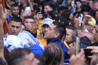 Buenos Aires, Argentina.- En las fotos tomadas el 3 de diciembre del 2023, el actual vicepresidente segundo, candidato a presidente e ídolo "xeneize", Juan Román Riquelme, encabezó una manifestación de hinchas y socios de Boca para protestar por la decisión judicial de suspender las elecciones para elegir la directiva del club xeneize, que todavía no tienen fecha de realización.