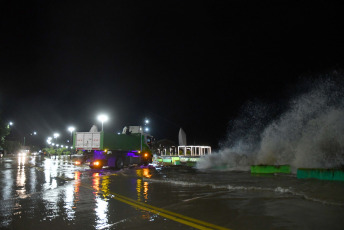 Buenos Aires, Argentina.- En las fotos tomadas el 19 de diciembre del 2023, muestra las calles inundadas por la histórica crecida del Río de la Plata en varias localidades de Buenos Aires. La fuerte crecida de las aguas del Río de la Plata, agravó la situación material de cientos de personas, que sumado al intenso temporal del pasado fin de semana, debieron buscar refugio o recibir asistencia, mientras se realizan operativos de emergencia en los municipios más afectados del conurbano, como Quilmes y Ensenada.