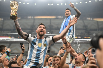 (Archivo) Qatar.- La Selección Argentina se consagró en la Copa del Mundo de Qatar 2022 por tercera vez en su historia, el 18 de diciembre de 2022 en el Estadio de Lusail, en Qatar. Argentina y Francia ofrecieron una final dramática, que se definió por penales (4-2) después de empatar 2-2 en el tiempo regular y quedar 3-3 al cabo del período agregado.