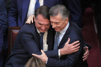 Buenos Aires.- Foto tomada el 10 de diciembre de 2023, ex presidente Mauricio Macri y el ex presidente brasileño Jair Bolsonaro. Milei afirmó que "hoy comienza una nueva era en la Argentina" y "damos por terminada una larga y triste historia de decadencia y declive, y comenzamos el camino de reconstrucción de nuestro país" desde las escalinatas del Congreso nacional, acompañado por la vicepresidenta Victoria Villarruel, sus funcionarios designados e integrantes de las delegaciones extranjeras, entre ellos el presidente de Ucrania, Volodimir Zelenski.