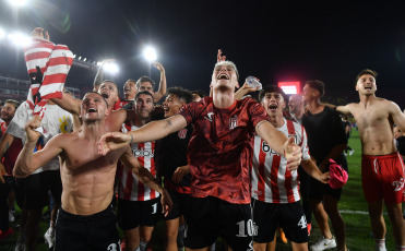 Buenos Aires, Argentina.- En las fotos tomadas el 13 de diciembre del 2023, Estudiantes de La Plata le ganó 1-0 a Defensa y Justicia y se coronó campeón de la Copa Argentina en el estadio Ciudad de Lanús. Es su primer título en la competición y se clasificó para la Copa Libertadores de 2024.