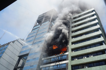 Buenos Aires, Argentina.- En las fotos tomadas el 12 de diciembre del 2023, cuerpos de bomberos combaten las llamas de un incendio que se desató en dos pisos de un edificio lindero a la sede de la Secretaría de Trabajo, Empleo y Seguridad Social, en Buenos Aires. Falleció una mujer y más de ochenta personas tuvieron que ser evacuadas y atendidas por el SAME por el feroz incendio. Los primeros datos de la investigación arrojaron que el edificio no contaba con conexión de gas, por lo que el inicio del incendio pudo ser por un desperfecto eléctrico.