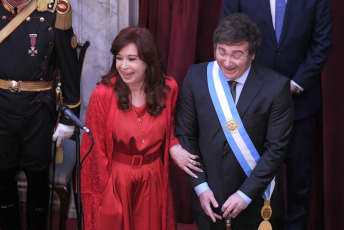 Buenos Aires.- Foto tomada el 10 de diciembre de 2023, jura de Javier Milei en el Congreso. Milei afirmó que "hoy comienza una nueva era en la Argentina" y "damos por terminada una larga y triste historia de decadencia y declive, y comenzamos el camino de reconstrucción de nuestro país" desde las escalinatas del Congreso nacional, acompañado por la vicepresidenta Victoria Villarruel, sus funcionarios designados e integrantes de las delegaciones extranjeras, entre ellos el presidente de Ucrania, Volodimir Zelenski.