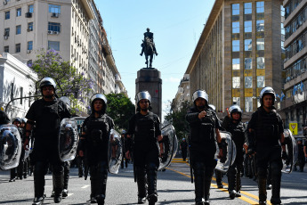 Buenos Aires, Argentina.- En las fotos tomadas el 20 de diciembre del 2023, los movimientos populares y organizaciones sociales de Unidad Piquetera (UP) en la Plaza de Mayo participaron de una jornada "contra el ajuste económico" del gobierno de Javier Milei. La ministra de Seguridad, Patricia Bullrich, informó al finalizar la jornada que tan solo un policía resultó herido en las protestas que congregaron a 3.000 personas. Dos hombres fueron detenidos.