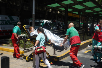 Buenos Aires, Argentina.- En las fotos tomadas el 12 de diciembre del 2023, cuerpos de bomberos combaten las llamas de un incendio que se desató en dos pisos de un edificio lindero a la sede de la Secretaría de Trabajo, Empleo y Seguridad Social, en Buenos Aires. Falleció una mujer y más de ochenta personas tuvieron que ser evacuadas y atendidas por el SAME por el feroz incendio. Los primeros datos de la investigación arrojaron que el edificio no contaba con conexión de gas, por lo que el inicio del incendio pudo ser por un desperfecto eléctrico.