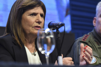 Buenos Aires, Argentina.- En las fotos tomadas el 20 de diciembre del 2023, la ministra de Seguridad, Patricia Bullrich, brinda una conferencia de prensa en el marco de las protestas ocurridas en Buenos Aires. El Gobierno argentino lanzó una campaña que reza que "el que corta no cobra" con el objetivo de desalentar a todas las personas que quieran manifestarse contra la nueva administración del presidente Javier Milei ya que de tener ayudas institucionales si participa en las manifestaciones puede perderlas.