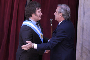 Buenos Aires.- Foto tomada el 10 de diciembre de 2023, jura de Javier Milei en el Congreso. Milei afirmó que "hoy comienza una nueva era en la Argentina" y "damos por terminada una larga y triste historia de decadencia y declive, y comenzamos el camino de reconstrucción de nuestro país" desde las escalinatas del Congreso nacional, acompañado por la vicepresidenta Victoria Villarruel, sus funcionarios designados e integrantes de las delegaciones extranjeras, entre ellos el presidente de Ucrania, Volodimir Zelenski.