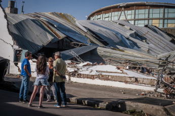 Bahía Blanca: En la foto tomada el 17 de diciembre de 2023, los destrozos que provocó el temporal. La fuerte tormenta, con lluvia y vientos que alcanzaron más de 140km/h, dejó como saldo hasta el momento 13 victimas fatales y al menos 14 personas heridas de gravedad. Varios techos se volaron y hubo caída de árboles.