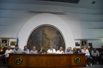 Buenos Aires, Argentina.- En las fotos tomadas el 29 de diciembre del 2023, la Confederación General del Trabajo (CGT) de Argentina, confirmó que prepara una tercera gran manifestación en contra de las políticas que busca implementar el Gobierno de Javier Milei y el primer paro nacional. Previo a la huelga, realizarán una asamblea con las delegaciones de las ciudades del interior del país para definir su alcance. Este viernes 29 de diciembre, las farmacias del país no venderán medicamentos como protesta contra la gestión del nuevo mandatario.