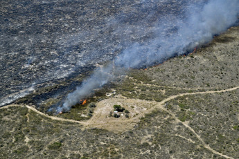 Chubut, Argentina.- En las fotos tomadas el 12 de diciembre del 2023, muestra el incendio forestal que afectó la zona rural de Puerto Lobos en Chubut. Según informó la secretaria de Vinculación Ciudadana de la Provincia, el incendió logró "controlarse", mientras cuerpos de bomberos continuaba trabajando en el lugar en carácter preventivo por el cambio del viento.