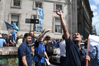 Buenos Aires, Argentina.- En las fotos tomadas el 21 de diciembre del 2023, empleados del Banco Nación realizan una marcha en su sede de Rivadavia y Avenida de Mayo en contra del Decreto de Necesidad y Urgencia (DNU) anunciado por el presidente Javier Milei, que dispone la privatización de las empresas del Estado. En reacción a esta medida, desde la Asociación Bancaria (AB) repudiaron enérgicamente el cambio en un comunicado y denunciaron que la norma “avasalla y golpea a la democracia y las instituciones”.