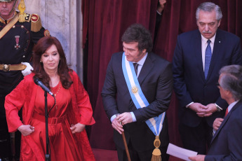 Buenos Aires.- Foto tomada el 10 de diciembre de 2023, jura de Javier Milei en el Congreso. Milei afirmó que "hoy comienza una nueva era en la Argentina" y "damos por terminada una larga y triste historia de decadencia y declive, y comenzamos el camino de reconstrucción de nuestro país" desde las escalinatas del Congreso nacional, acompañado por la vicepresidenta Victoria Villarruel, sus funcionarios designados e integrantes de las delegaciones extranjeras, entre ellos el presidente de Ucrania, Volodimir Zelenski.