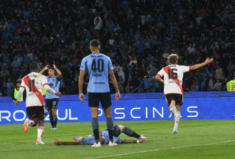 Córdoba, Argentina.- En las fotos tomadas el 3 de diciembre del 2023, durante el partido entre River Plate y Belgrano en el estadio Mario Alberto Kempes en un encuentro por los cuartos de final de la Copa de la Liga Profesional. River Plate venció 2-1 a Belgrano en la última jugada y avanzó a las semifinales de la Copa de la Liga. Facundo Colidio le dio la clasificación al Millonario con un gol a los 94 minutos. El último campeón del fútbol argentino espera por Rosario Central en la siguiente instancia.