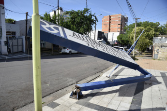 Bahía Blanca: En la foto tomada el 17 de diciembre de 2023, los destrozos que provocó el temporal. La fuerte tormenta, con lluvia y vientos que alcanzaron más de 140km/h, dejó como saldo hasta el momento 13 victimas fatales y al menos 14 personas heridas de gravedad. Varios techos se volaron y hubo caída de árboles.