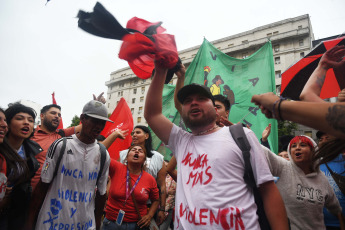 Buenos Aires, Argentina.- En las fotos tomadas el 5 de diciembre del 2023, miles de manifestantes agrupados en distintas organizaciones políticas y sociales participaron de la 7ma "marcha de la gorra" bajo la consigna "Nunca Más violencia ni represión" en la Ciudad de Buenos Aires. El encuentro anual, denuncia el abuso y la represión policial contra jóvenes de sectores populares.