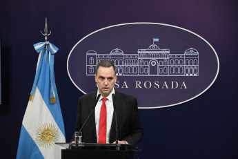 Buenos Aires, Argentina.- En las fotos tomadas el 28 de diciembre del 2023, el portavoz presidencial, Manuel Adorni, brinda una conferencia de prensa en Buenos Aires, Argentina. Adorni, sostuvo que el Gobierno de Javier Milei tiene "la misión de evitar una catástrofe y corregir el rumbo decadente" y remarcó "lo que queremos es un estado que no nos digite la vida", al defender los términos del proyecto de ley enviado al Congreso que impulsa profundas reformas del Estado y la vida de la sociedad.