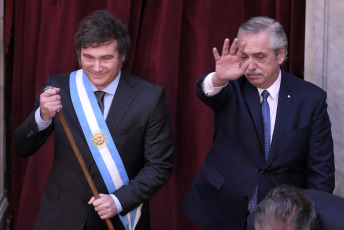 Buenos Aires.- Foto tomada el 10 de diciembre de 2023, jura de Javier Milei en el Congreso. Milei afirmó que "hoy comienza una nueva era en la Argentina" y "damos por terminada una larga y triste historia de decadencia y declive, y comenzamos el camino de reconstrucción de nuestro país" desde las escalinatas del Congreso nacional, acompañado por la vicepresidenta Victoria Villarruel, sus funcionarios designados e integrantes de las delegaciones extranjeras, entre ellos el presidente de Ucrania, Volodimir Zelenski.