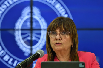 Buenos Aires, Argentina.- En las fotos tomadas el 14 de diciembre del 2023, la Ministra de seguridad, Patricia Bullrich, presentó un protocolo para asegurar la libre circulación frente a piquetes o bloqueos. Manifestaciones que corten la circulación tendrán "consecuencias", "quienes realicen destrozos o vandalismos en las protestas deberán pagar por ellos. Se les enviará la factura a las organizaciones o individuos responsables", afirmó la ministra. El anuncio llega en el cuarto día del gobierno de Javier Milei.