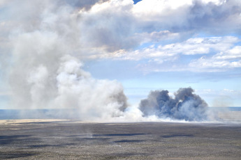 Chubut, Argentina.- En las fotos tomadas el 12 de diciembre del 2023, muestra el incendio forestal que afectó la zona rural de Puerto Lobos en Chubut. Según informó la secretaria de Vinculación Ciudadana de la Provincia, el incendió logró "controlarse", mientras cuerpos de bomberos continuaba trabajando en el lugar en carácter preventivo por el cambio del viento.