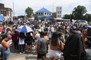 Buenos Aires, Argentina.- En las fotos tomadas el 28 de diciembre del 2023, un grupo de organizaciones sociales realizan una protesta con un corte parcial de la ruta 3, en el partido bonaerense de La Matanza, en rechazo al decreto de necesidad y urgencia (DNU) 70/2023 de desregulación de la economía.