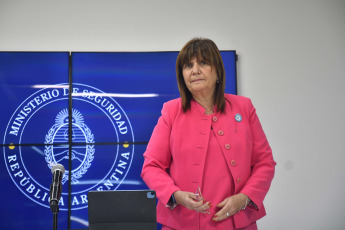 Buenos Aires, Argentina.- En las fotos tomadas el 14 de diciembre del 2023, la Ministra de seguridad, Patricia Bullrich, presentó un protocolo para asegurar la libre circulación frente a piquetes o bloqueos. Manifestaciones que corten la circulación tendrán "consecuencias", "quienes realicen destrozos o vandalismos en las protestas deberán pagar por ellos. Se les enviará la factura a las organizaciones o individuos responsables", afirmó la ministra. El anuncio llega en el cuarto día del gobierno de Javier Milei.