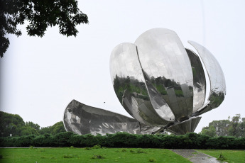 Buenos Aires, Argentina.- En las fotos tomadas el 17 de diciembre del 2023, muestra la "floralis genérica", con uno de sus pétalos quebrado, tras el temporal que golpeó Buenos Aires. Desde su colocación en 2002, en la Plaza de las Naciones Unidas, la flor de Recoleta se volvió rápidamente un ícono de la Ciudad de Buenos Aires y un atractivo turístico más. La escultura ya había sido afectada y restaurada por una tormenta anterior.