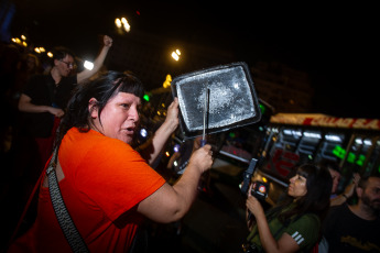 Buenos Aires, Argentina.- En las fotos tomadas el 27 de diciembre del 2023, vecinos autoconvocados se manifestaron frente al Congreso de la Nación y en diversos puntos del país contra las medidas del Gobierno Nacional, específicamente el megaproyecto de ley presentado este miércoles por el presidente Javier Milei, que pide al Congreso declarar la emergencia pública en materia económica, financiera, fiscal, previsional, de seguridad, defensa, tarifaria, energética, sanitaria, administrativa y social hasta el 31 de diciembre de 2025.