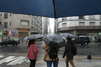 Buenos Aires, Argentina.- En las fotos tomadas el 6 de diciembre del 2023, muestra las calles de Buenos Aires durante un día lluvioso. El año 2023 va camino de ser el más cálido jamás registrado a nivel global. En la Argentina, se espera que para este verano haya más lluvias recurrentes y días nublados por El Niño, que durará hasta abril de 2024.