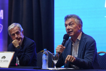 Buenos Aires, Argentina.- En las fotos tomadas el 6 de diciembre del 2023, Andrés Ibarra (izquierda) y Mauricio Macri (derecha) hablan en conferencia de prensa en medio de la incertidumbre por las elecciones en Boca Juniors. Macri, contestó las acusaciones de Juan Román Riquelme y comparó su gestión con la de Daniel Passarella en River, "Esto el club no lo resiste más. Esto es mucho peor que lo que le hizo Passarella a River”. Además, pidió la colaboración del oficialismo para que los socios puedan votar el próximo 17 de diciembre.