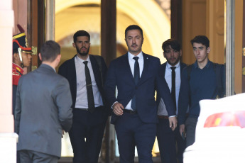 Buenos Aires, Argentina.- En las fotos tomadas el 11 de diciembre del 2023, el ministro de Defensa, Luis Petri (centro) se retira de Casa Rosada, despues de la primera reunión de gabinete. El presidente Javier Milei encabezó su primera reunión de gabinete en Casa Rosada. Milei, redujo a nueve las carteras con las que gobernará en este período, lo que contrasta con otras cifras que tienen Brasil (37) o Venezuela (33).