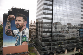 Buenos Aires, Argentina.- En las fotos tomadas el 20 de diciembre del 2023, muestra un nuevo mural dedicado a Lionel Messi a metros de la 9 de Julio, en el microcentro de Buenos Aires. El mural de 35 metros de alto por 15 de ancho, fue realizado por el artista Martín Ron y captura a Lionel Messi tras convertir el primer gol en el partido contra México, cita clave para su consagración en el Mundial de Qatar, con motivo del primer aniversario de la conquista de la Copa del Mundo.