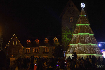 Bariloche, Argentina.- En las fotos tomadas el 10 de diciembre del 2023, muestra los festejos populares con el encendido de los árboles navideños en Bariloche. Este viernes (8) se iluminó el tradicional pino de Navidad en el icónico Centro Cívico y de esta manera quedó inaugurando oficialmente el evento de promoción turística de fin de año.