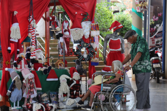 Misiones, Argentina.- En las fotos tomadas el 25 de diciembre del 2023, las personas realizan sus compras en la feria franca de Posadas en medio de las festividades por Navidad. En medio del recambio de gobierno, la devaluación del tipo de cambio oficial y fuertes aumentos de precios, las ventas navideñas en los comercios minoristas pymes cayeron 2,8% frente al año pasado, y el 44% vendió menos de lo esperado, de acuerdo a un relevamiento de la Confederación Argentina de la Mediana Empresa (CAME).